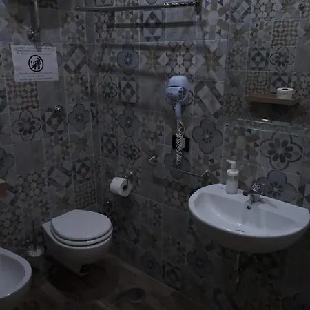 Royalty & Oda ve Kahvaltı 3*